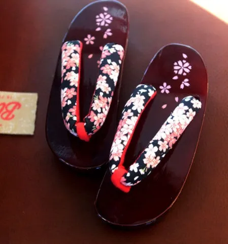 Traditional Japanese Geta Sandals with Floral Design